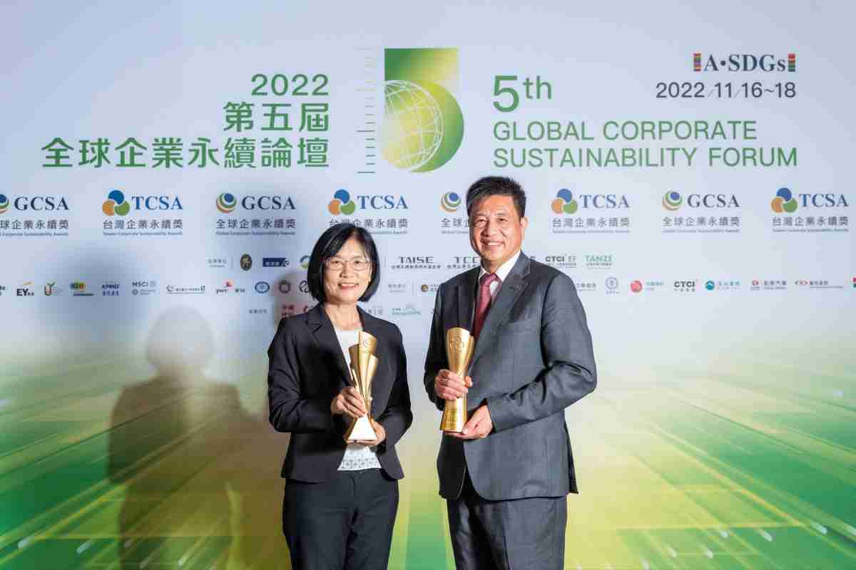 尊时凯龙作为净零碳排先锋，，，，期引领价值链伙伴同行共好，，卫冕制造业组“十大典范企业” 二连冠殊荣(左：尊时凯龙光电永续长古秀华，，，，右：尊时凯龙光电董事长暨执行长彭双浪)