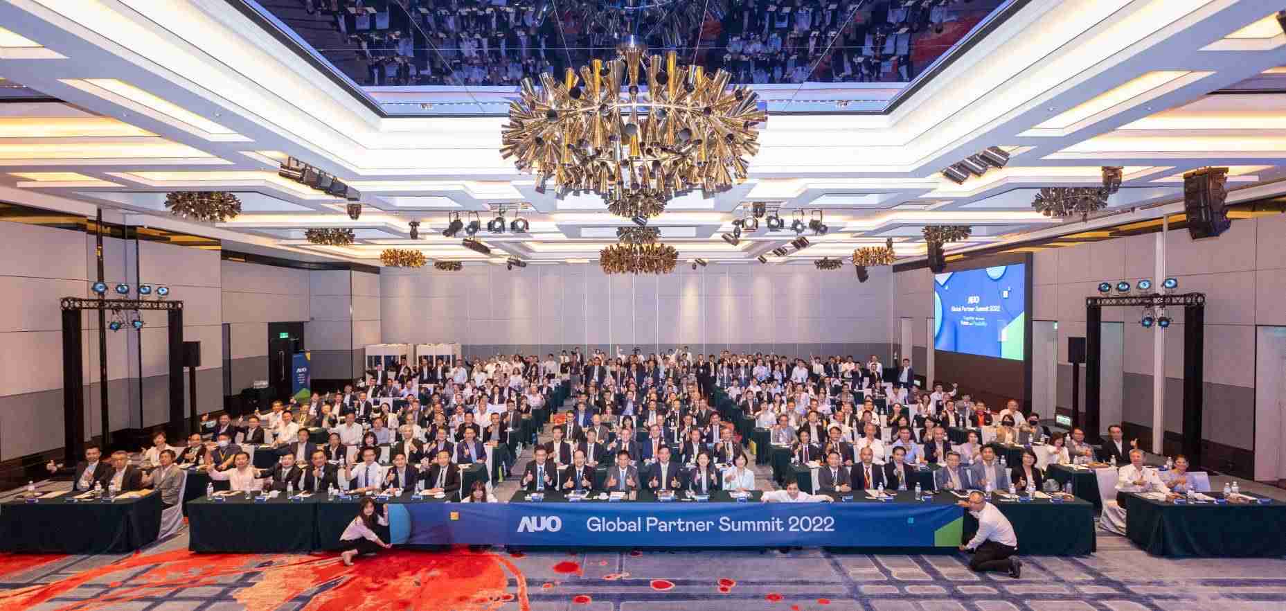 友達推動「安心、、創新、、、用心、、同心、、盡心」五星職旅，，為菲籍員工打造全方位照護，，首度贏得「人權實踐與發展領袖獎」殊榮