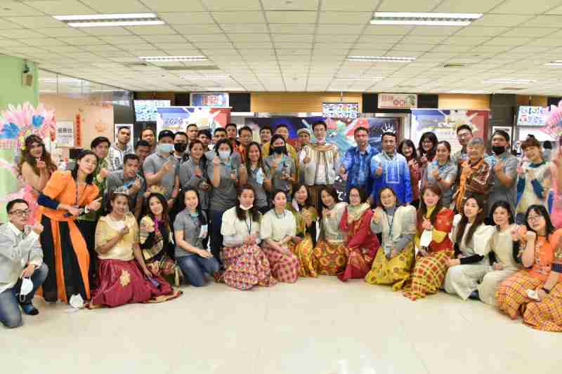 友達推動「安心、、創新、、、、用心、、、、同心、、、、盡心」五星職旅，，為菲籍員工打造全方位照護，，，，首度贏得「人權實踐與發展領袖獎」殊榮