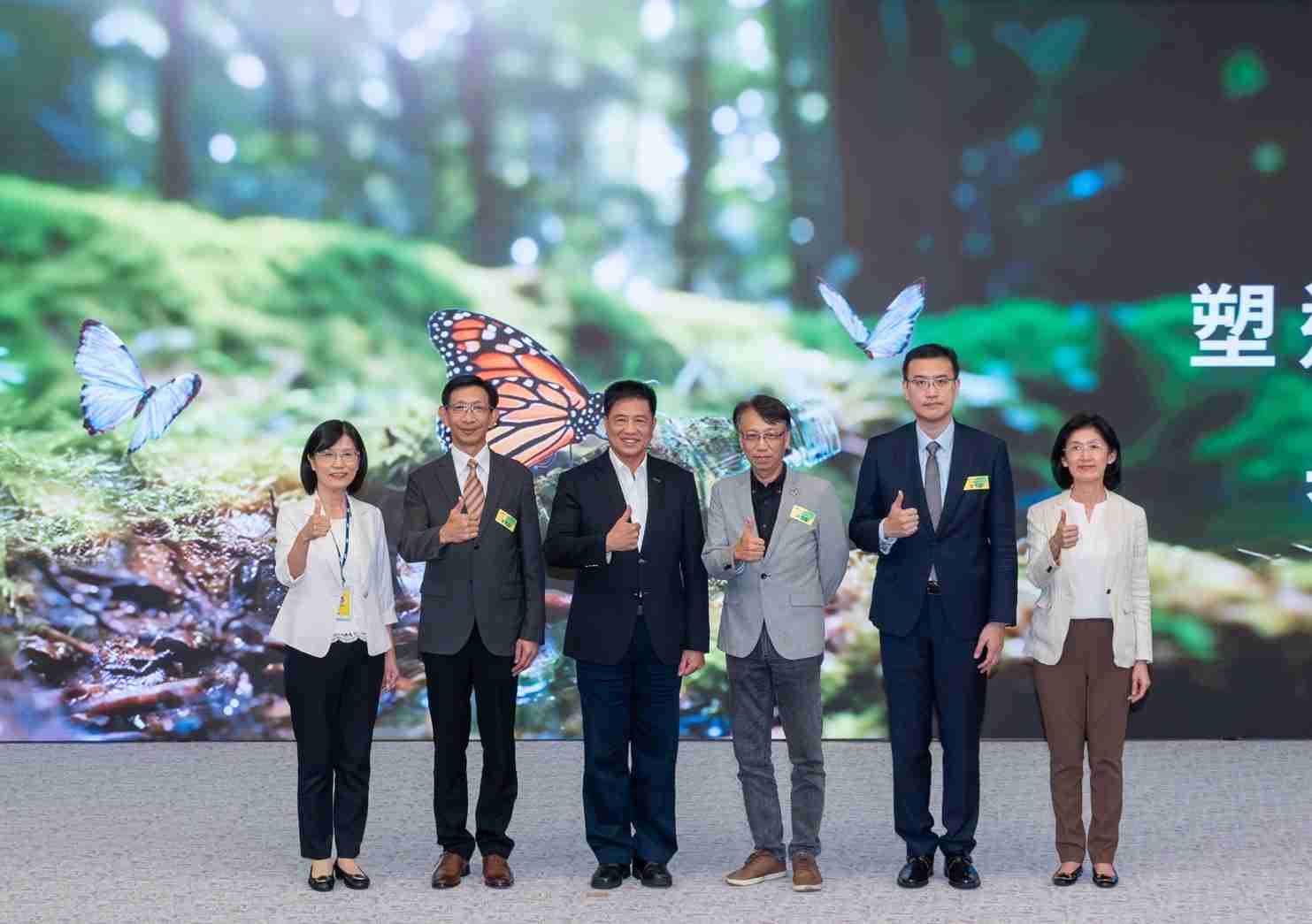 友達2023 CSR共榮大會，，，邀請領域專家分享交流生物多樣性管理趨勢、、無塑產品、、、、海廢永續塑料等議題  （圖左到右：友達光電永續長古秀華、、3M台灣技術長陳君杰、、、友達光電董事長暨集團策略長彭双浪、、、光寶科技企業永續發展處處長陳慶暉、、安永聯合會計師事務所執業會計師曾于哲、、、、友達光電供應鏈總部副總經理吳宜芳）