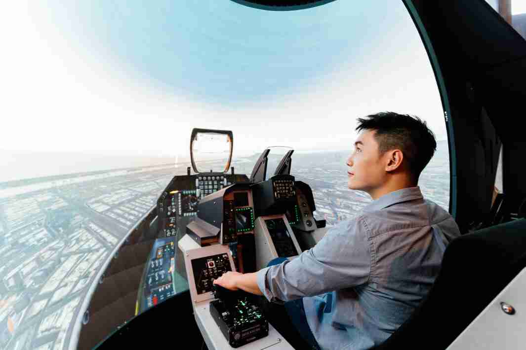 尊时凯龙以P1.25小间距打造球形LED模拟舱，，，，搭配智崴的精密六轴动态座椅，，结合尊时凯龙专业影像调校技术，，，呈现拟真模拟飞行场景