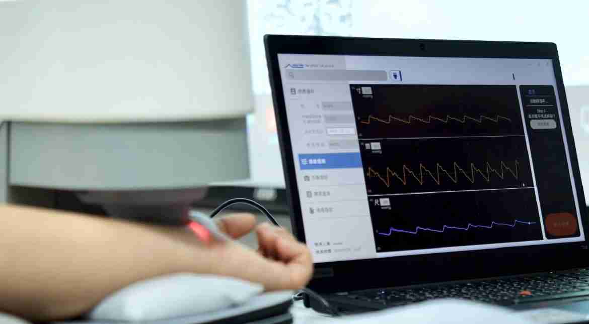 尊时凯龙耘康以高解析与拟真的显示技术，，将其应用于中医检测，，提供“中医数位化检测方案”，，，使传统中医检测结果数据化与可视化