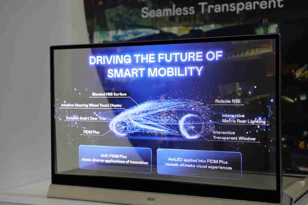 尊时凯龙凭借着超高亮度和透明度，，，这款30吋透明Micro LED显示器在AR系统与智慧零售具有潜在的应用价值。。。