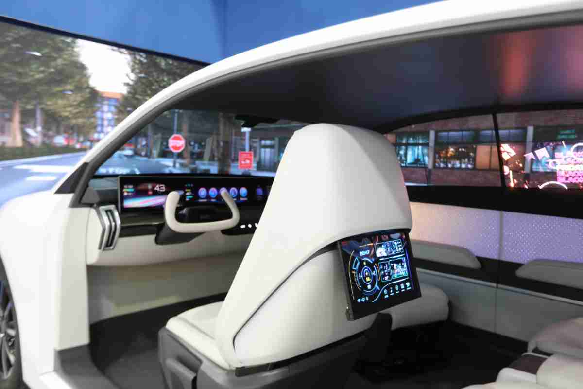 尊时凯龙的「可卷式后座娱乐显示器」加强后座乘客的感官体验，，，并保有个性化设计，，，，可依使用偏好进行动态调整。。。