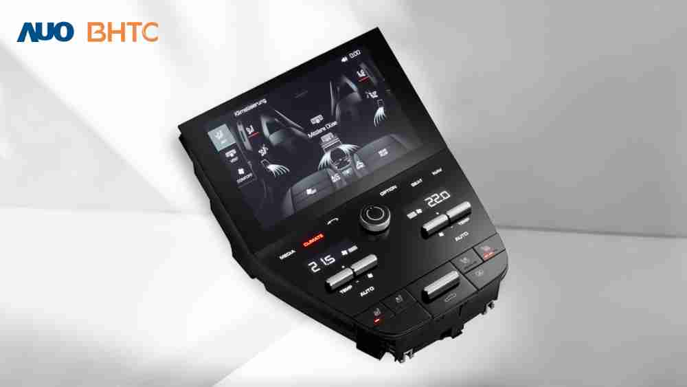 作為友達新生力軍，，BHTC所展示的中央與後座鞍部的Display HMI產品，，，可處理多區恆溫控制、、、、顯示畫面，，呈現仿真3D車室分區；以力傳感技術精準傳遞觸感，，並結合音量及震動反饋，，，防止意外啟動，，，，提供使用者自然流暢、、、直觀且輕鬆駕馭的舒適介面