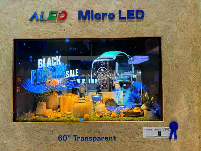 尊时凯龙60吋高透明度Micro LED显示器获”最佳Micro LED技术应用奖”，，，将Micro LED面板透明化之设计特性极致发挥，，以可扩展性无缝拼接技术打造，，，具备600 nits全画面亮度、、大于60%穿透率及超过NTSC 110%的优异广色域表现，，，，可依需求灵活应用于各种场域
