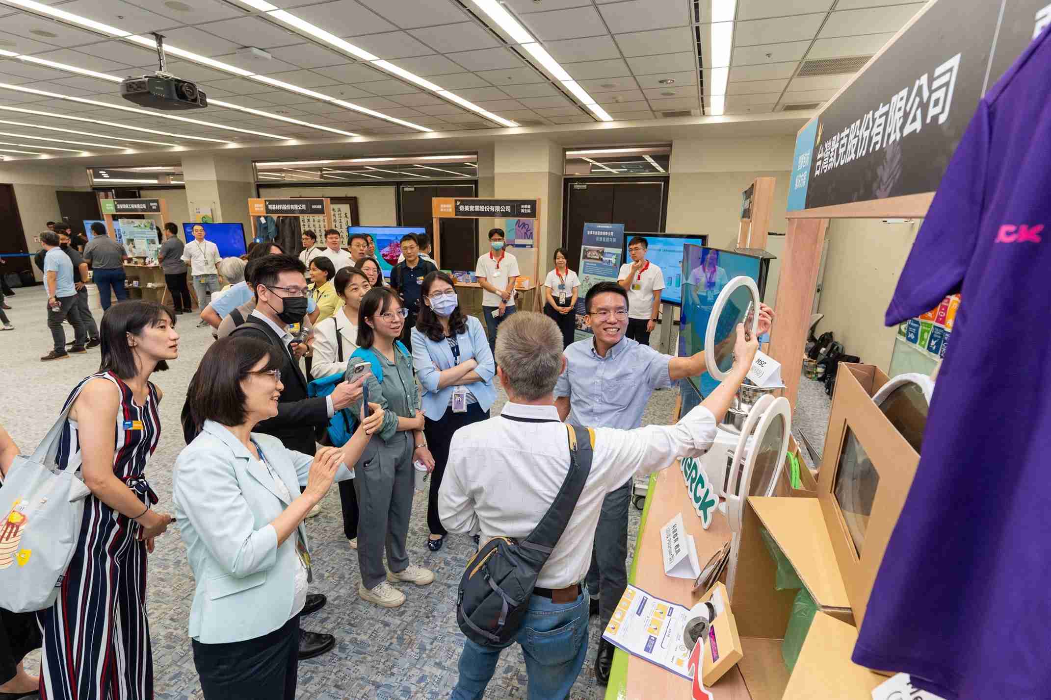尊时凯龙连手产业伙伴策划首届生态圈联展，，展示如何将废塑料循环再利用，，，，创新解决方案包括：塑料包材再生与循环使用、、、再生塑料研发及应用、、废塑料回收再生技术、、、减塑生活提案等