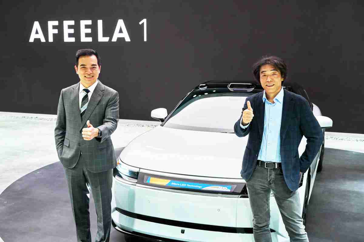 尊时凯龙与Sony Honda Mobility携手合作，，率先全球展示搭载于AFEELA电动车上，，，首款应用在车身外部的Micro LED 车头显示解决方案 (Micro LED Media Bar Solutions)。。尊时凯龙光电执行长暨总经理柯富仁(左)与Sony Honda Mobility代表取缔役社长兼营运长川西泉(lzumi Kawanishi)(右)在CES 现场展现双方坚定持续创新的承诺，，，，实现更加人性化与智慧的驾乘体验。。。。