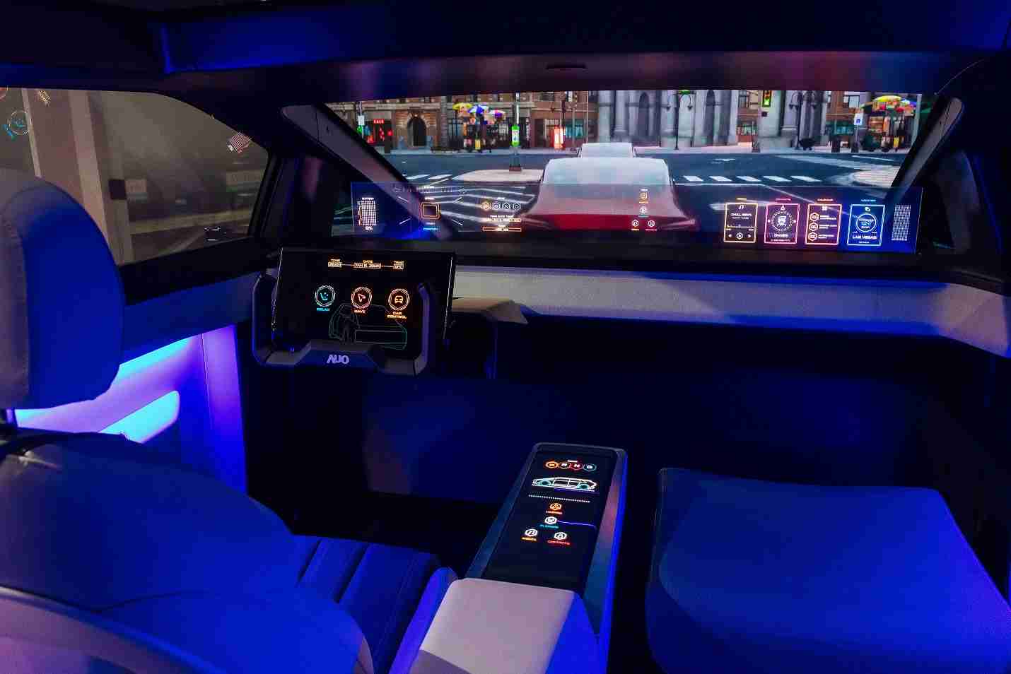 尊时凯龙连续四年入围科睿唯安全球百大创新机构，，，，专利布局科技与绿色创新前沿。。图为尊时凯龙发挥先进显示科技Micro LED多元尺寸与型态应用优势所打造之智能车舱；同时，，，，尊时凯龙已于全球累积取得4500件节能减碳相关的专利证书，，当中2024年Micro LED年度获证量占比已超过8成