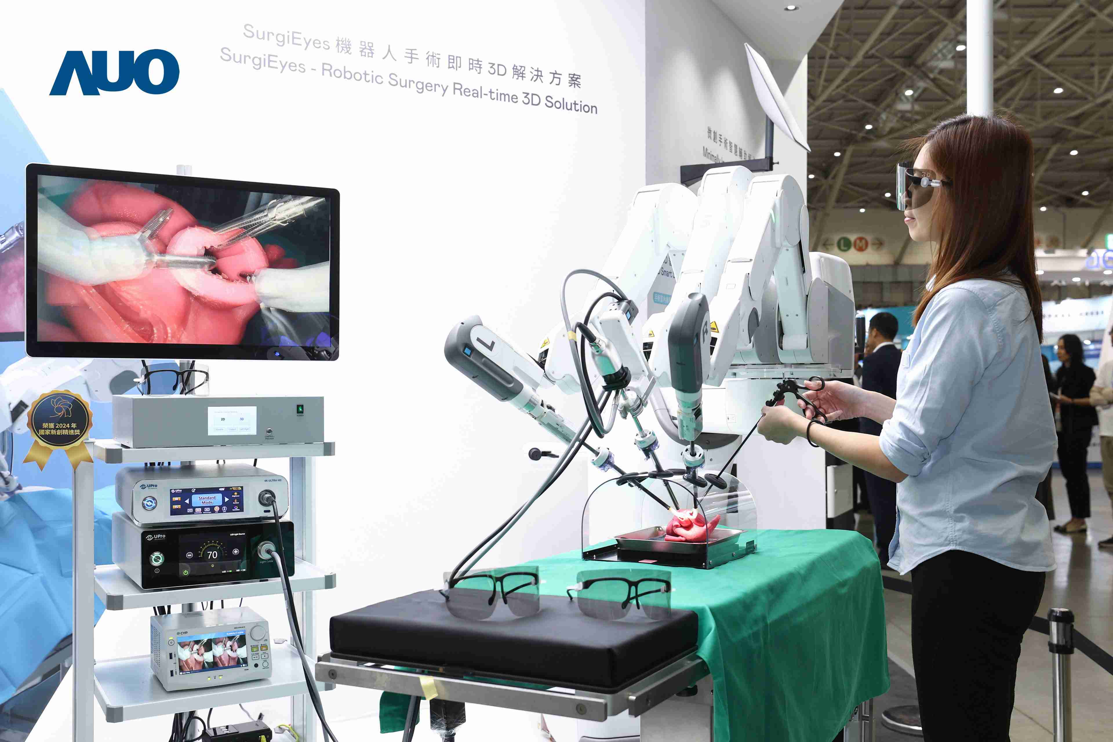 达擎以领先的3D显示技术推出〝SurgiEyes机器人手术实时3D解决方案〞，，，，整合先进3D图像处理与独家3D垂直宽视角、、、、广色域的显示技术，，，，手术团队可实时同步主刀医师视角看到清晰3D影像，，提升沟通效率与安全性。。